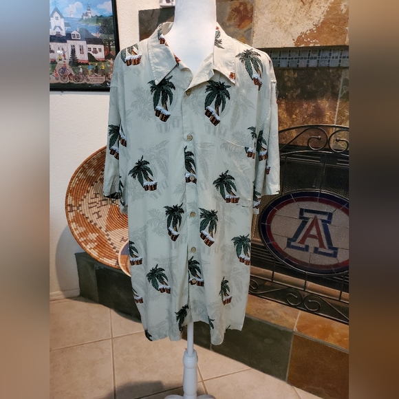 Mens brand new with tags Hawaiian button down shirt - Picture 1 of 4